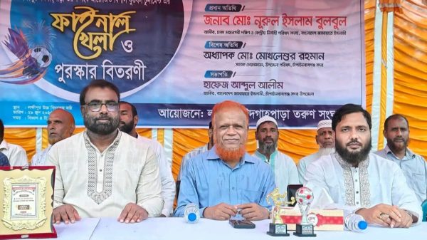 Ayol orqasidan sikiladi, qornida Oqish uchun rasmlar bilan zamonaviy porno kitob